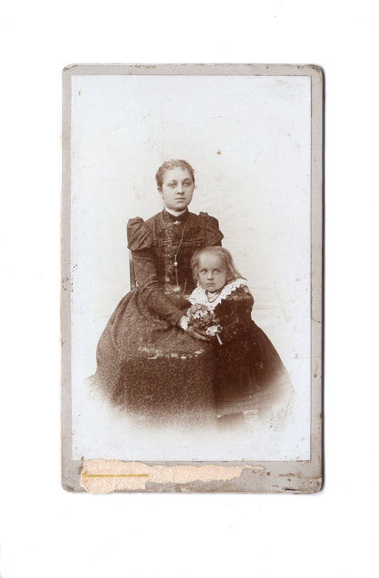 Fotografie Feine Dame mit kleinem Mädchen - unbekannter Ort um 1900