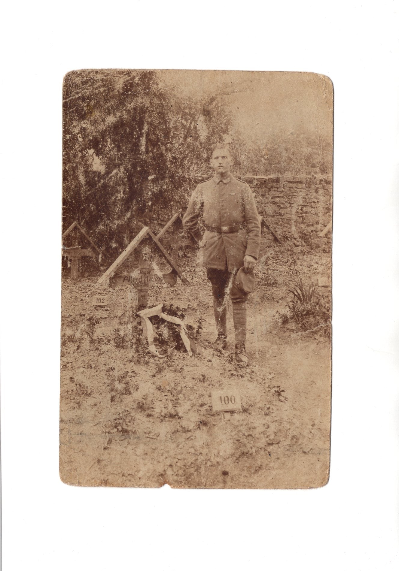 Ansichtskarte Soldat am Grab eines Kameraden