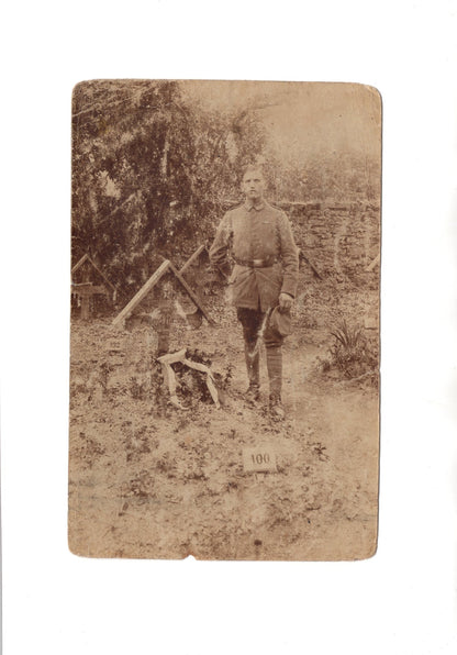 Ansichtskarte Soldat am Grab eines Kameraden