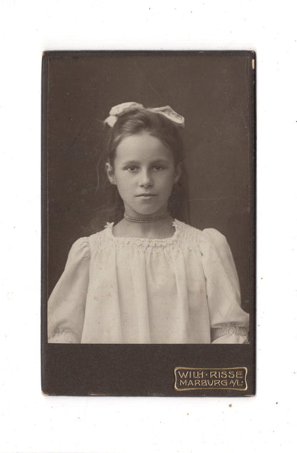 Fotografie Niedliches kleines Mädchen / benannt - Marburg an der Lahn 1908