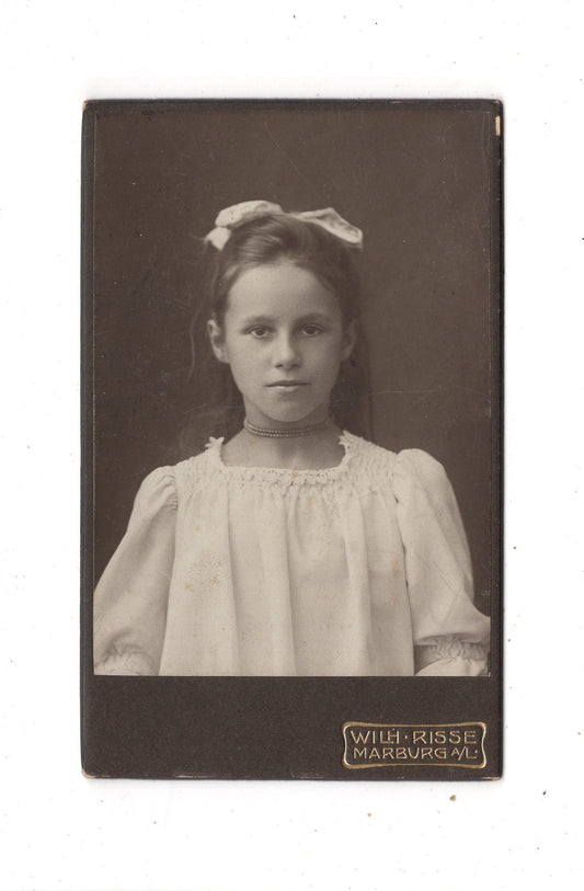 Fotografie Niedliches kleines Mädchen / benannt - Marburg an der Lahn 1908