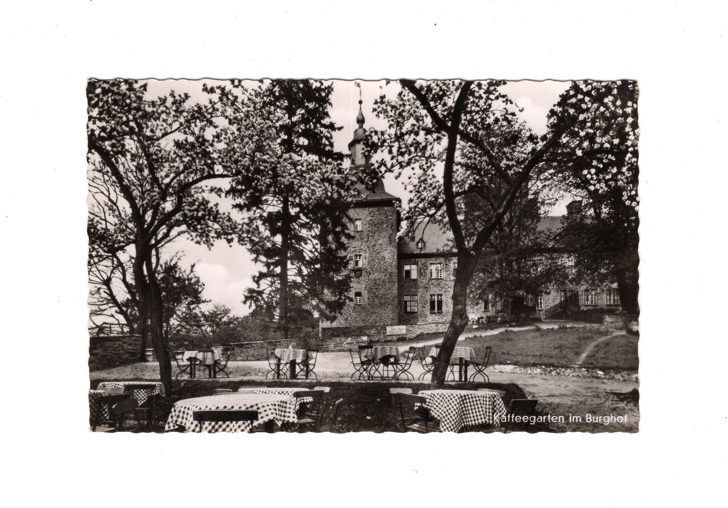 Ansichtskarte Burg Schellenberg bei Attendorn / Kaffeegarten im Burghof