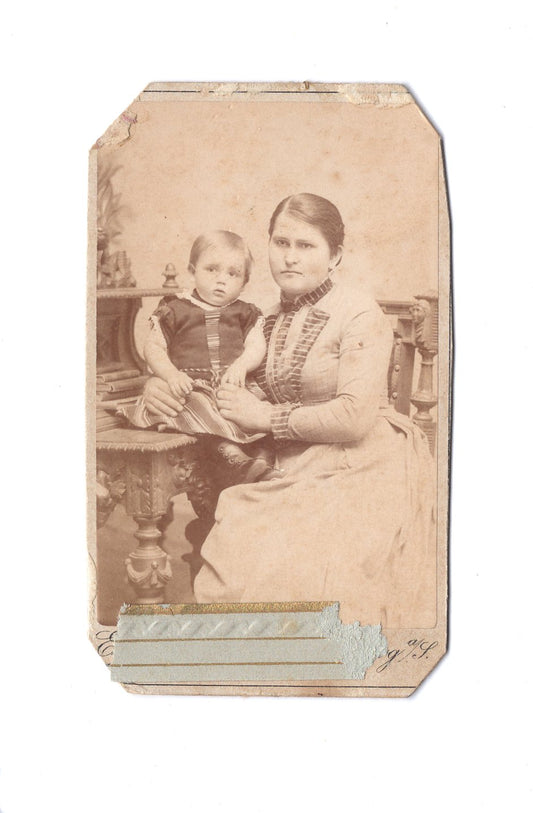 Fotografie Feine Dame mit kleinem Kind - Bernburg an der Saale 1880er