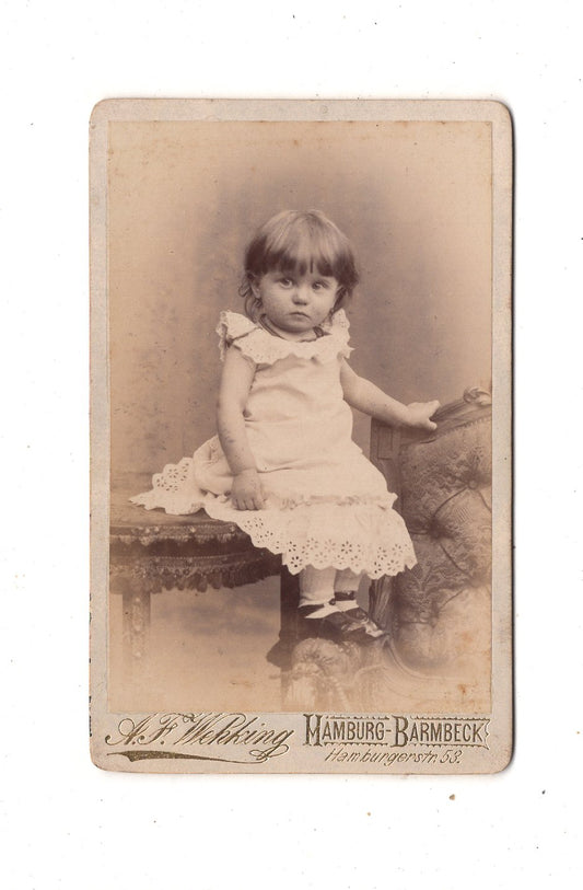 Fotografie Niedliches kleines Mädchen - Hamburg-Barmbek 1880er