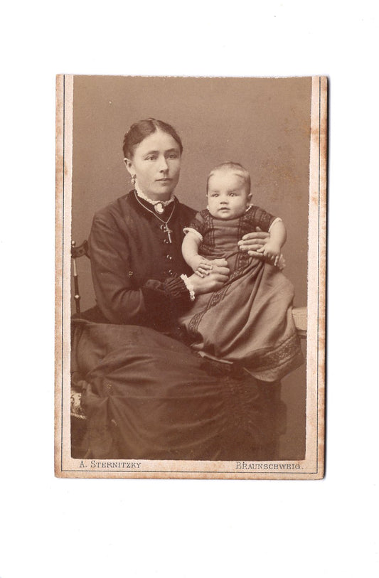 Fotografie Feine Dame mit kleinem Kind - Braunschweig 1883