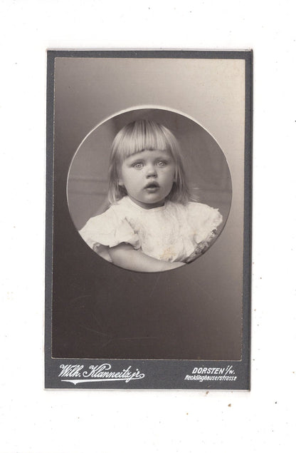Fotografie Niedliches kleines Mädchen - Dorsten in Westfalen 1900er