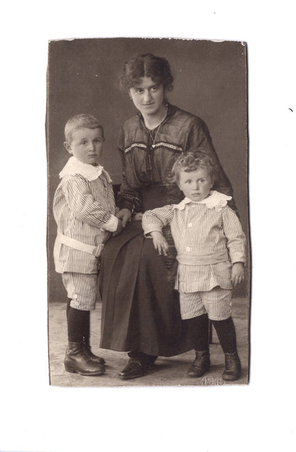 Fotografie Feine Dame mit kleinen Jungen - unbekannter Ort um 1910