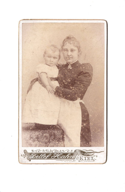 Fotografie Feine Dame mit kleinem Kind / benannt - Kiel 1893