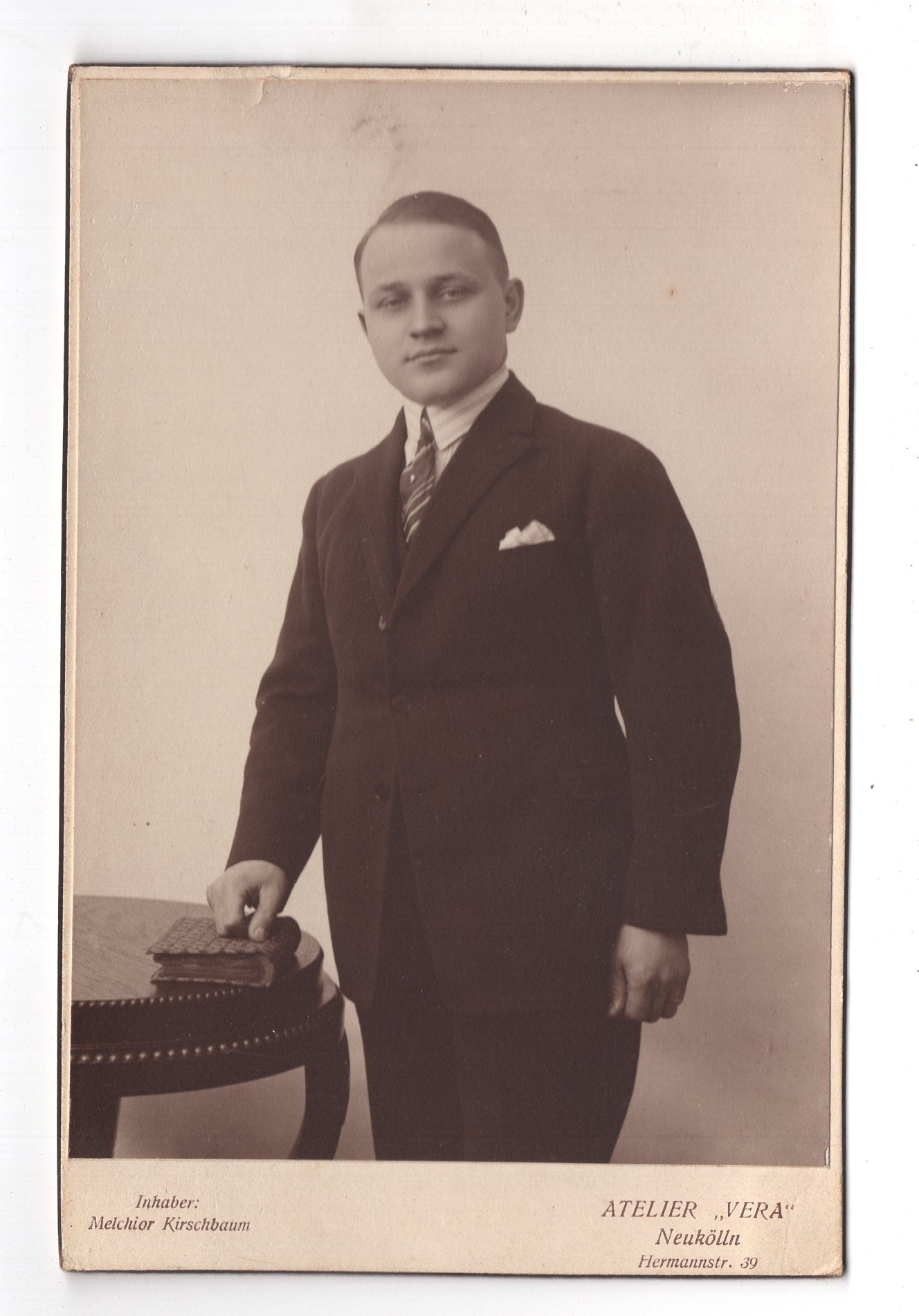 Fotografie Feiner Herr - Berlin-Neukölln um 1920 / CAB W-36