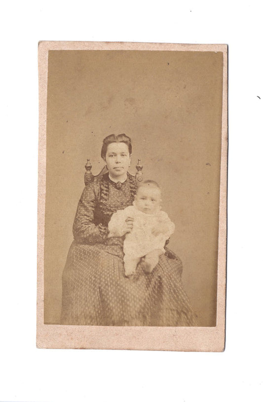 Fotografie Feine Dame mit Baby - unbekannter Ort 1870er
