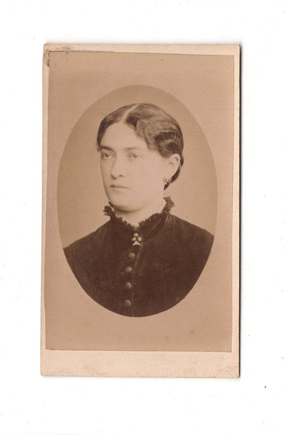 Fotografie Damenportrait - unbekannter Ort um 1880 / CDV C1-11
