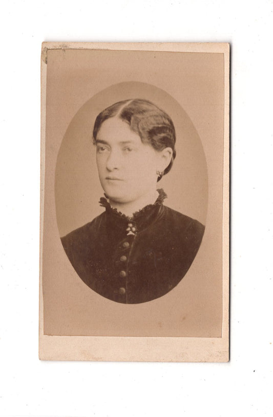 Fotografie Damenportrait - unbekannter Ort um 1880 / CDV C1-11