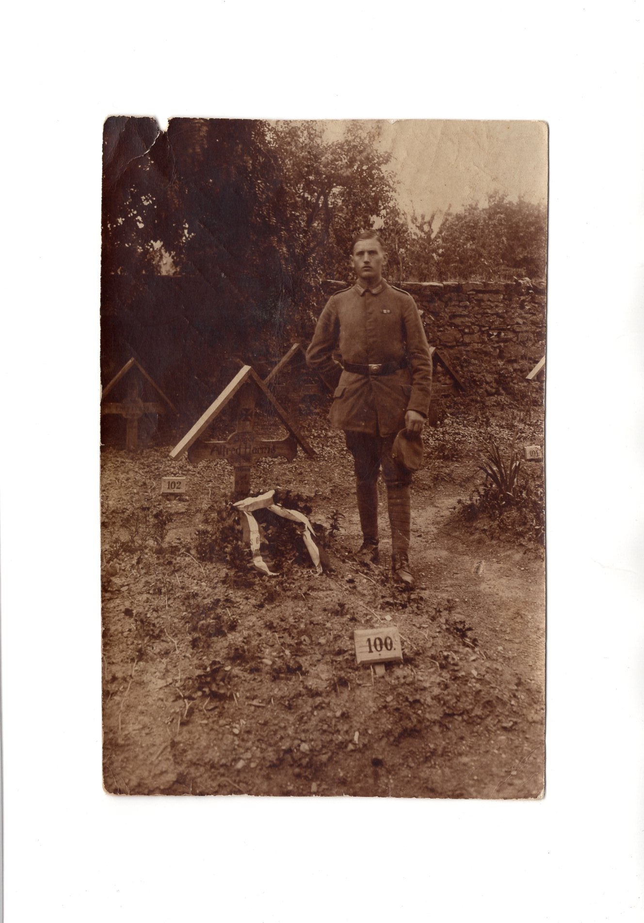 Ansichtskarte Soldat am Grab eines Kameraden