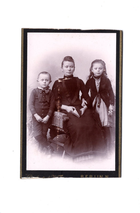 Fotografie Feine Dame mit kleinen Kindern - Berlin 1880er