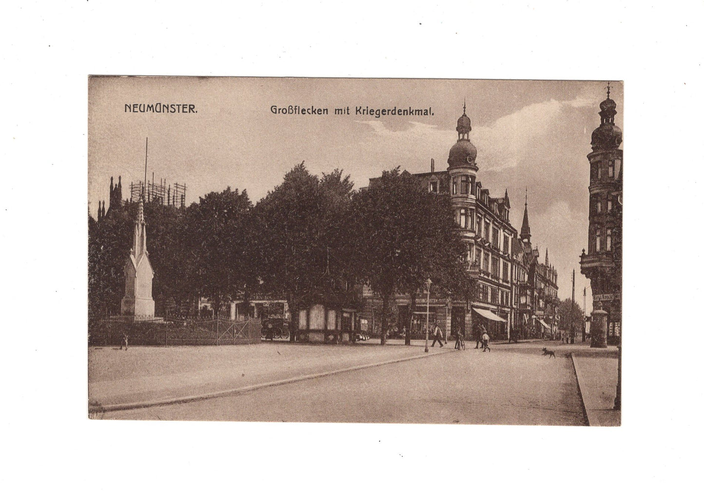 Ansichtskarte Neumünster / Großflecken mit Kriegerdenkmal
