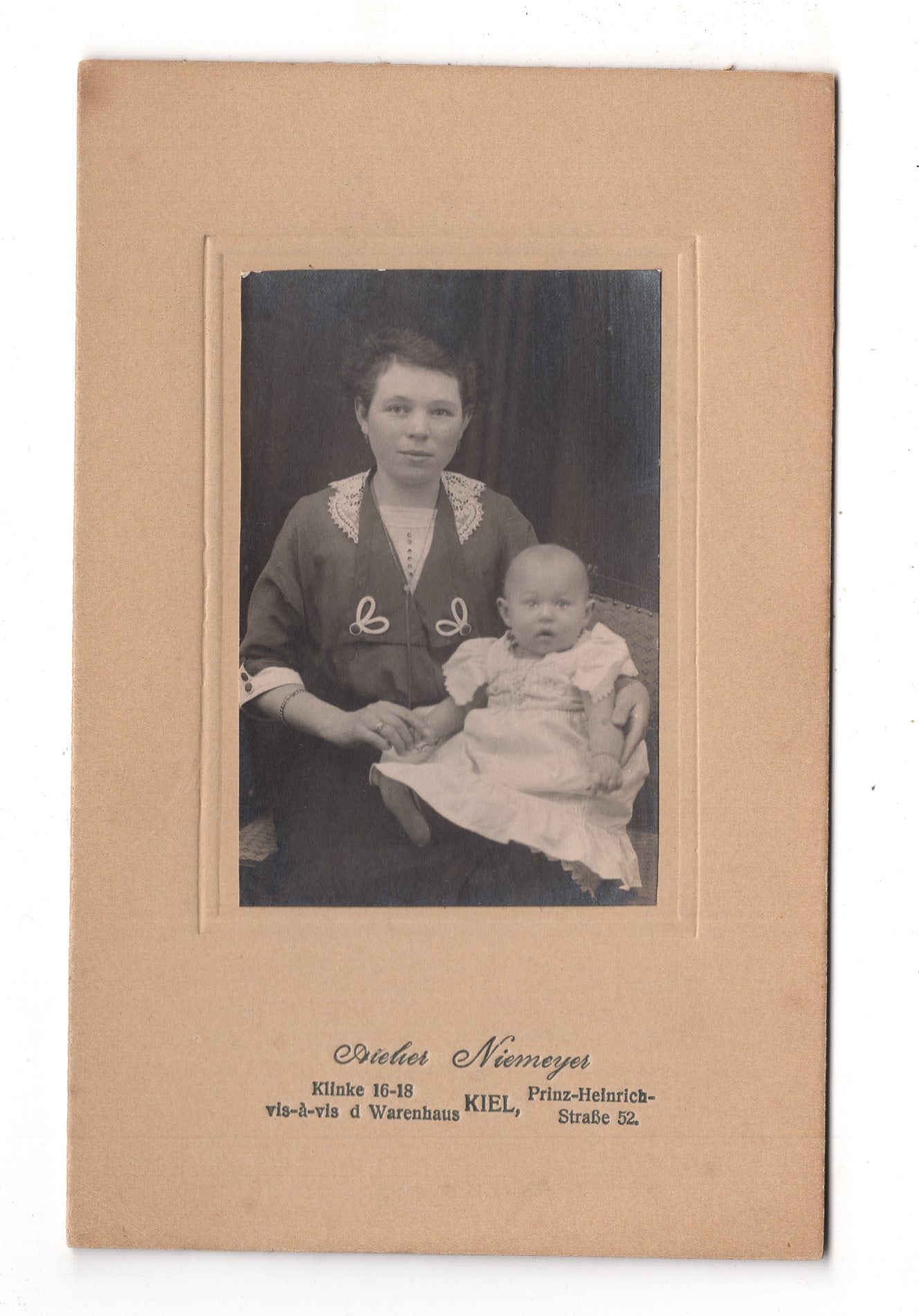 Fotografie Feine Dame mit Baby - Kiel um 1920 / CAB U-34