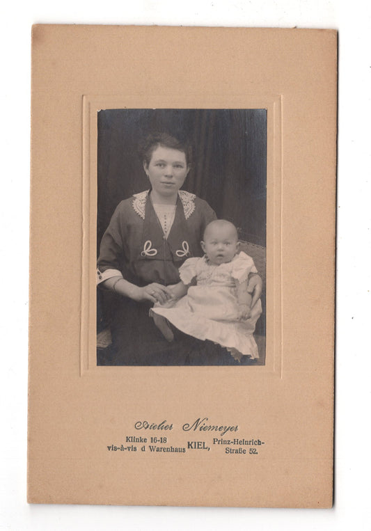 Fotografie Feine Dame mit Baby - Kiel um 1920 / CAB U-34