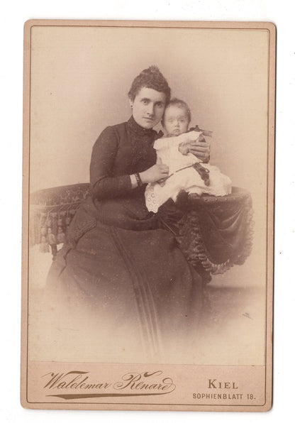 Fotografie Feine Dame mit Baby - Kiel 1880er / CAB U-34