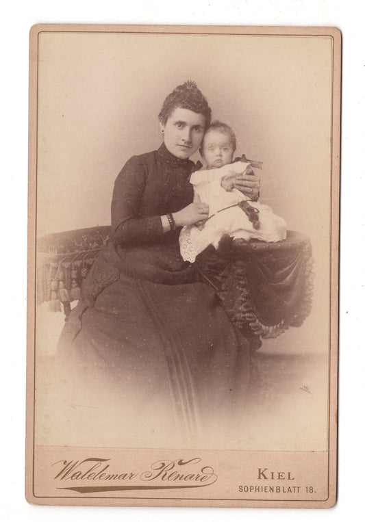 Fotografie Feine Dame mit Baby - Kiel 1880er / CAB U-34
