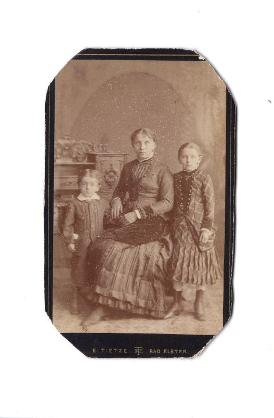 Fotografie Feine Dame mit kleinen Kindern - Bad Elster 1880er