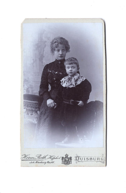 Fotografie Feine Dame und kleiner Junge - Duisburg 1900er