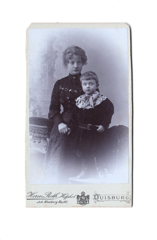 Fotografie Feine Dame und kleiner Junge - Duisburg 1900er