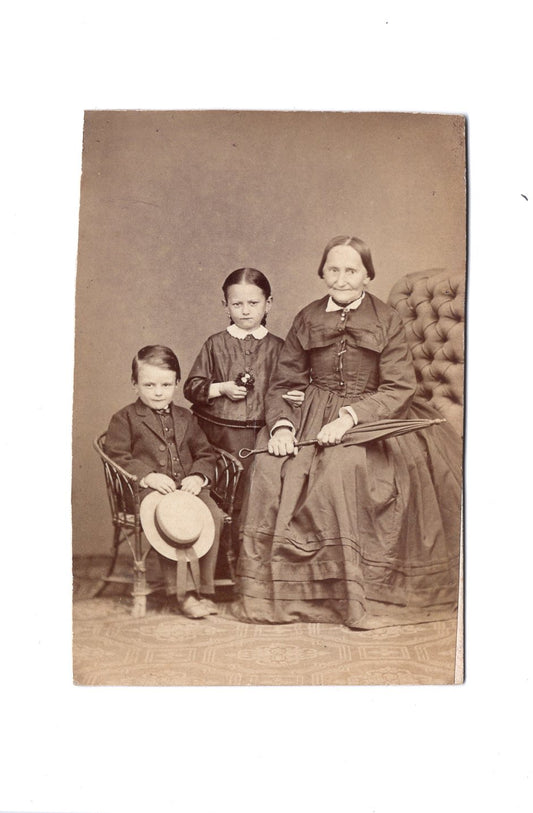Fotografie Ältere Dame mit kleinen Kindern - unbekannter Ort 1870er