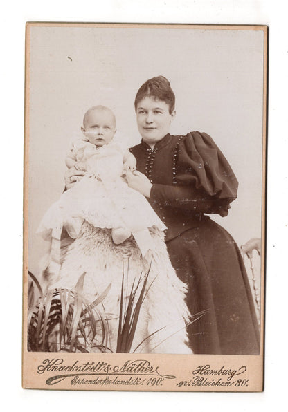 Fotografie Feine Dame mit Baby - Hamburg 1890er / CAB U-34