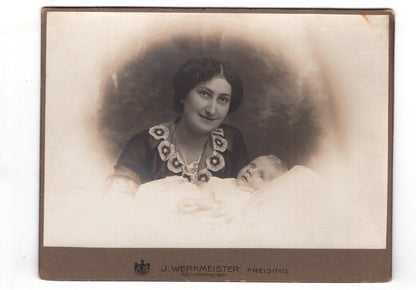 Fotografie Feine Dame mit Baby & Widmung - Freising 1915 / CAB U-34