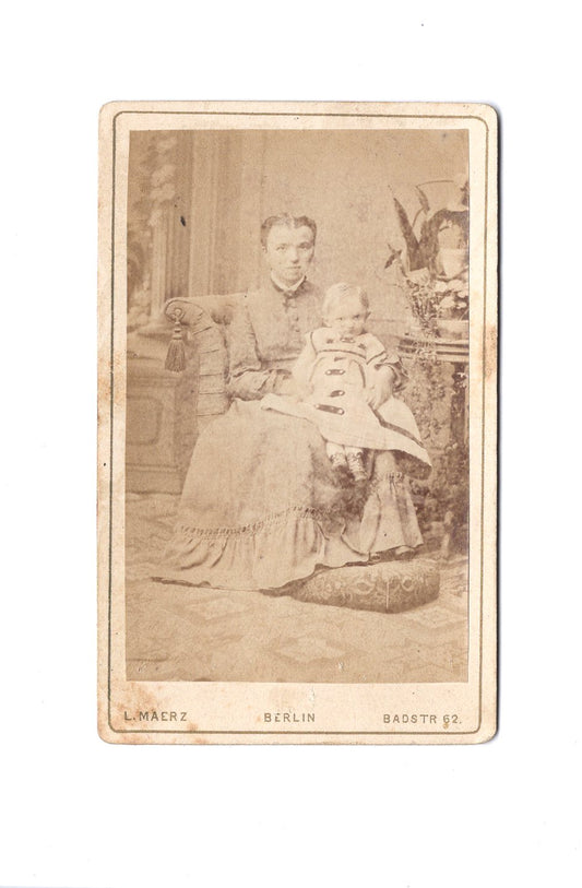 Fotografie Feine Dame mit kleinem Kind / benannt - Berlin 1870er