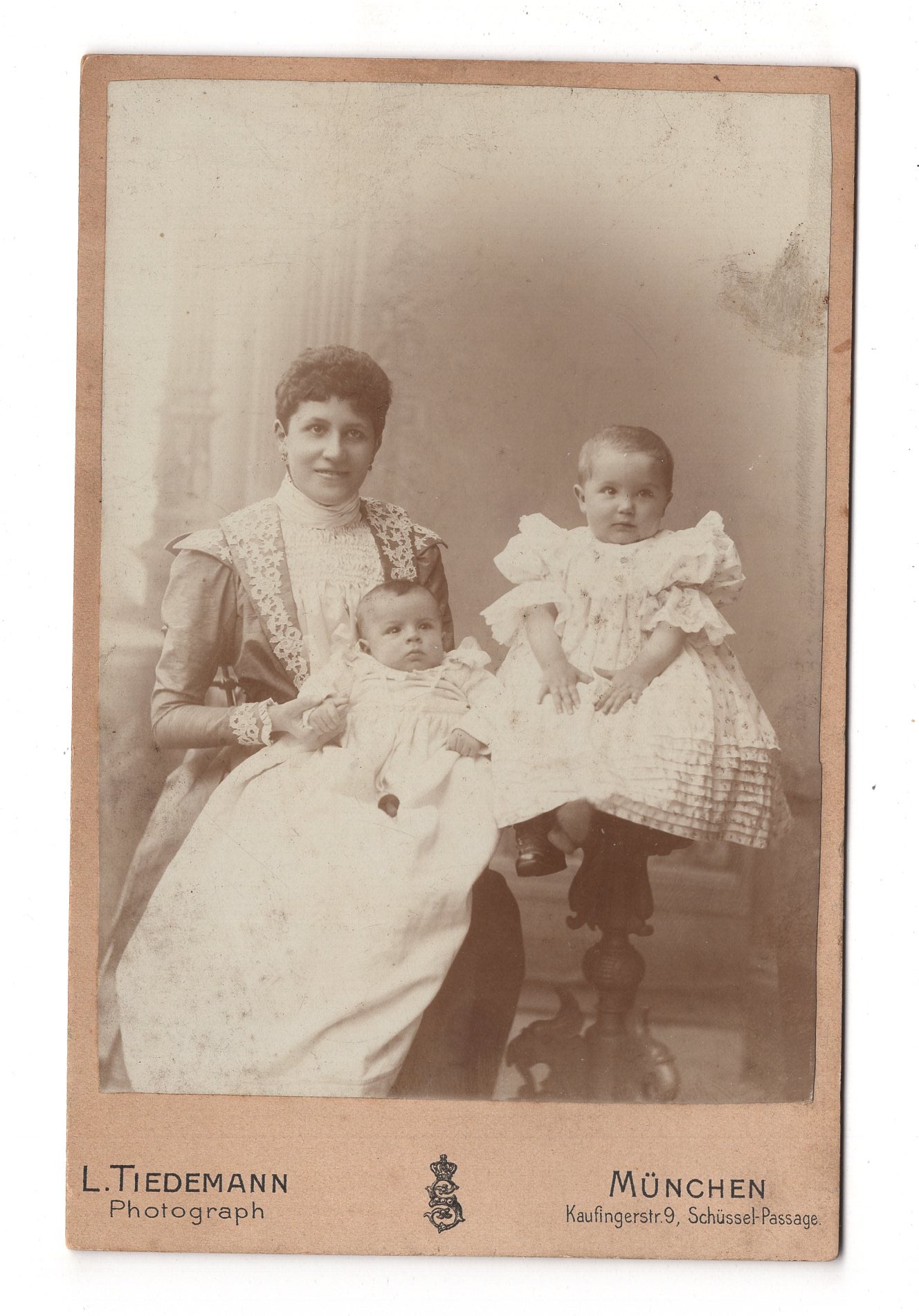 Fotografie Feine Dame mit kleinen Kindern / benannt - München 1890er / CAB U-35