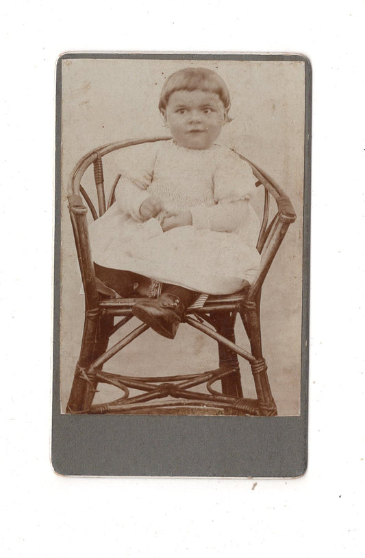 Fotografie Niedliches kleines Kind - unbekannter Ort um 1910 / CDV M1-35