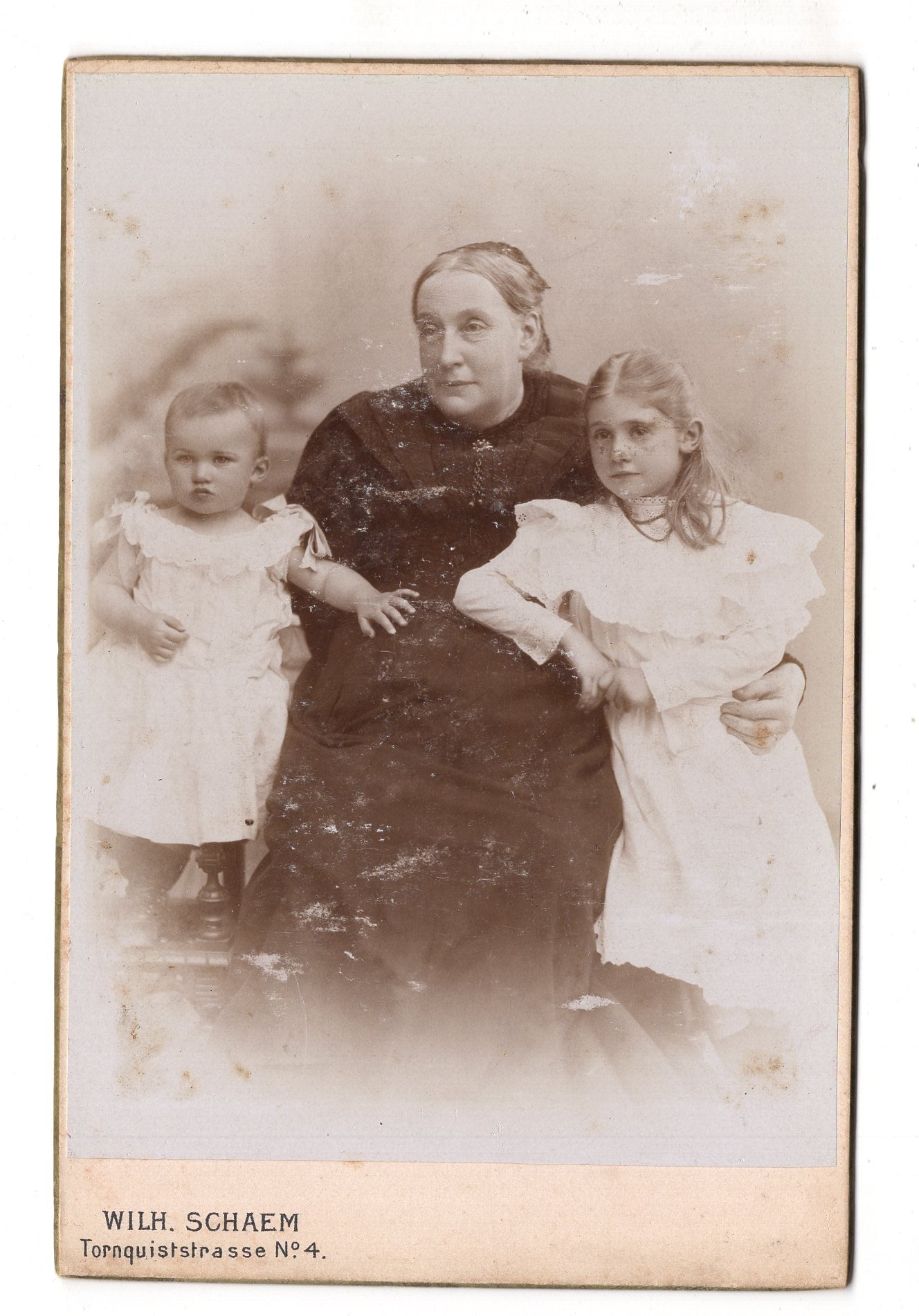 Fotografie Feine Dame mit kleinen Kindern - Hamburg 1890er / CAB U-35