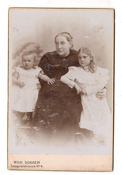 Fotografie Feine Dame mit kleinen Kindern - Hamburg 1890er / CAB U-35