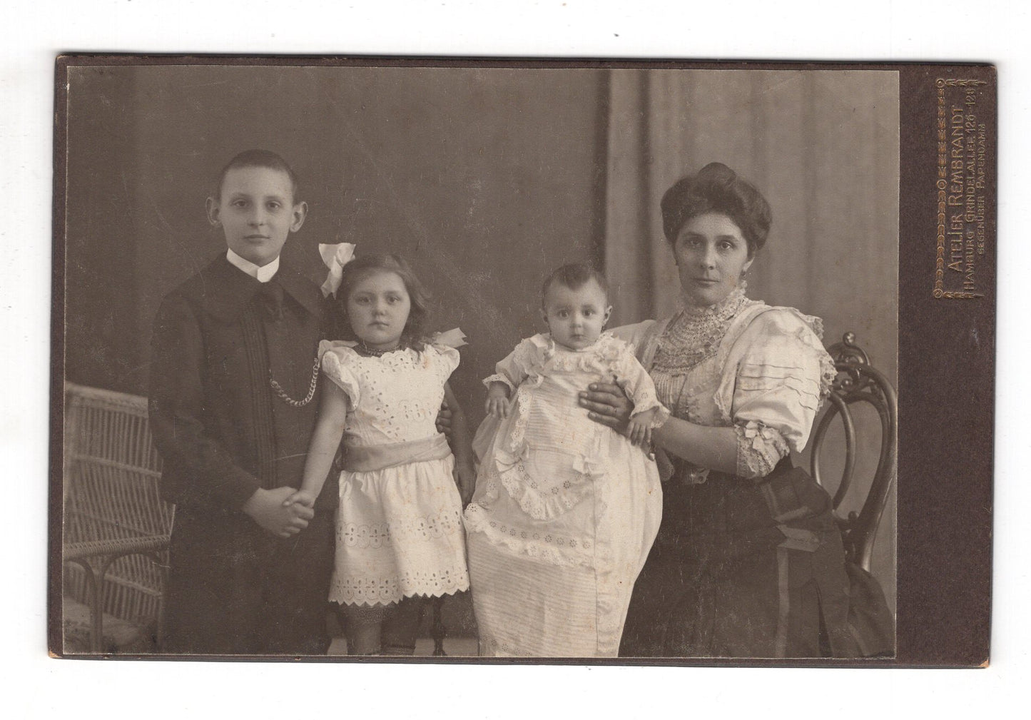 Fotografie Feine Dame mit kleinen Kindern - Hamburg 1900er  / CAB U-35
