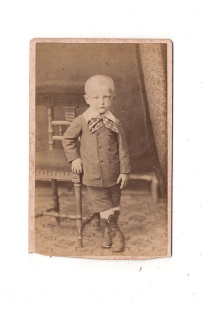 Fotografie Niedlicher kleiner Junge - Osternburg bei Oldenburg 1870er / CDV M1-15