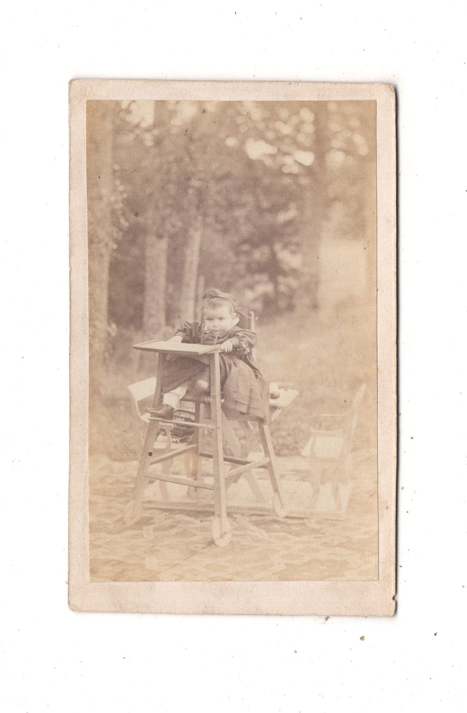 Fotografie Niedliches kleines Mädchen im Hochstuhl - unbekannter Ort 1870er