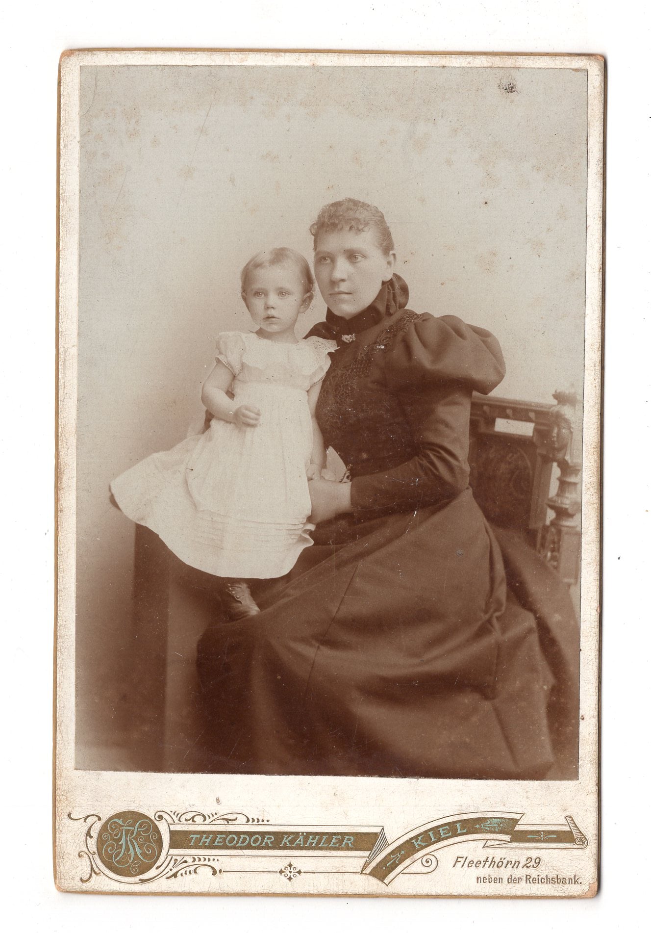 Fotografie Feine Dame mit kleinem Kind - Kiel 1890er / CAB U-35