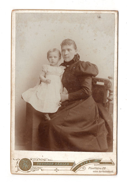 Fotografie Feine Dame mit kleinem Kind - Kiel 1890er / CAB U-35