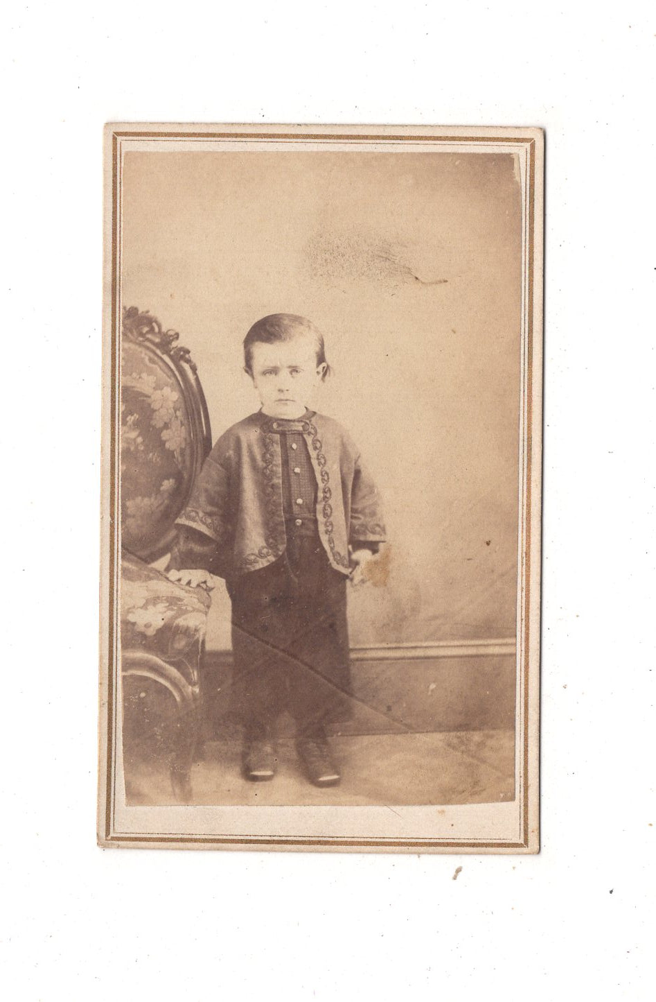 Fotografie Niedlicher kleiner Junge - unbekannter Ort 1860er / CDV M1-15
