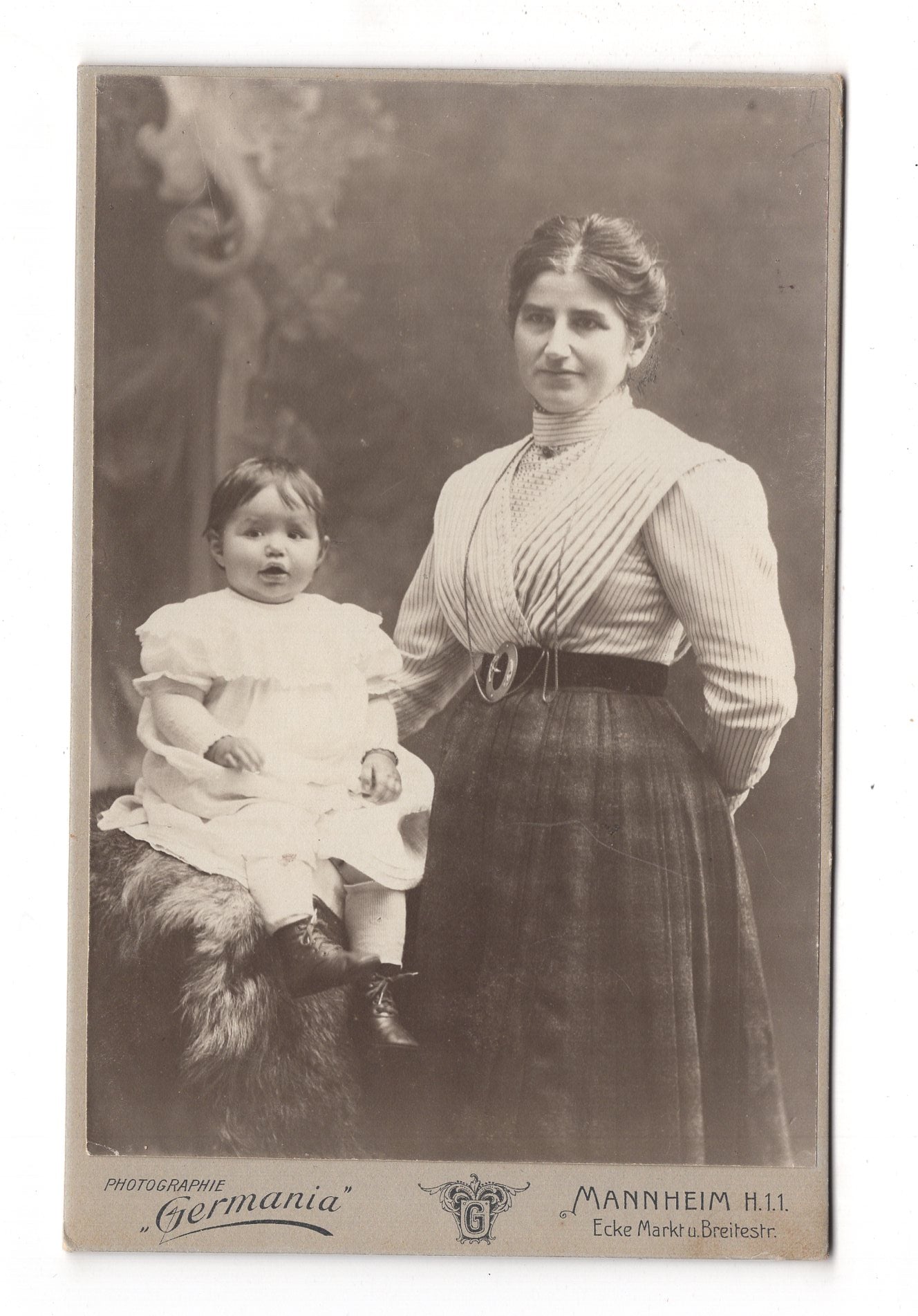 Fotografie Feine Dame mit kleinem Kind / benannt - Mannheim 1900er / CAB U-35