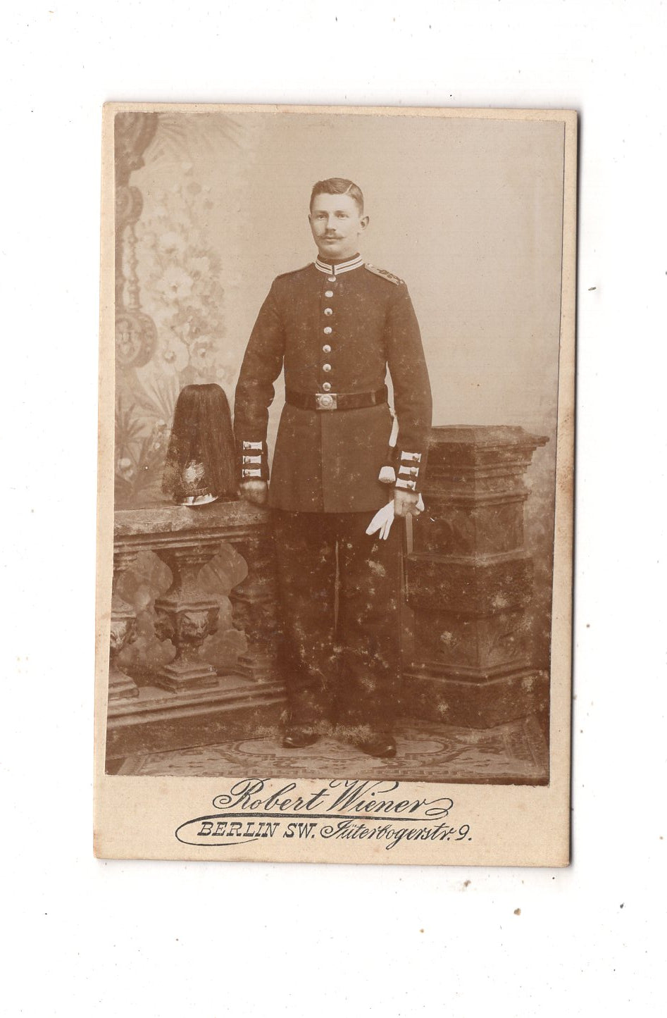 Fotografie Garde-Soldat mit Pickelhaube und Busch - Berlin 1890er