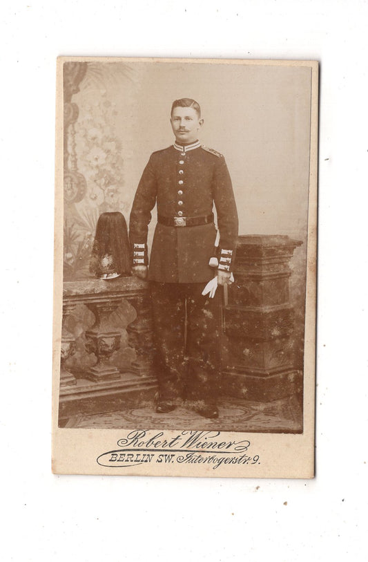 Fotografie Garde-Soldat mit Pickelhaube und Busch - Berlin 1890er