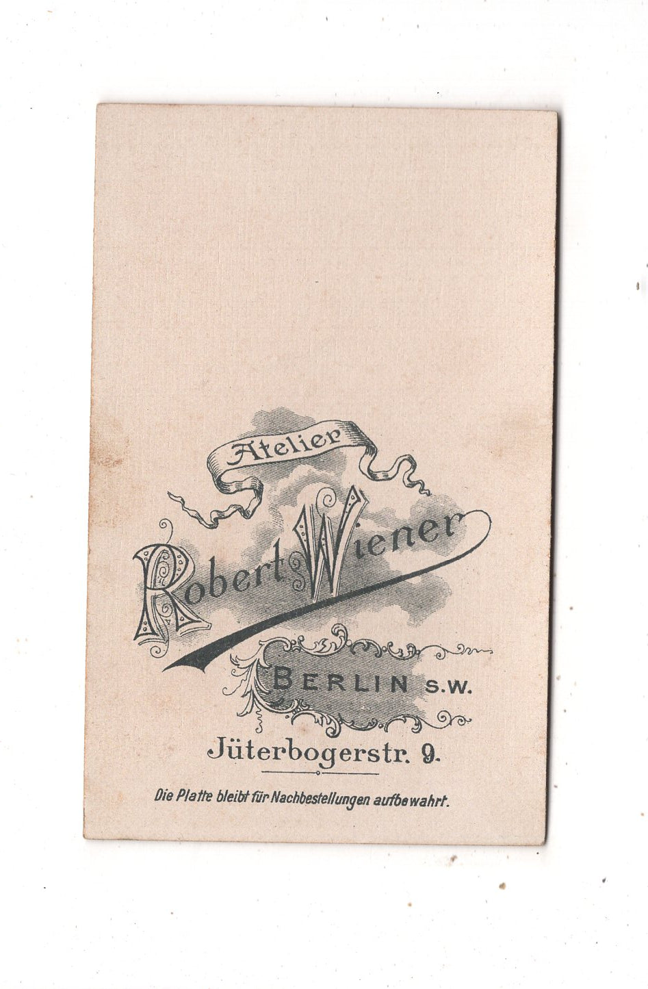 Fotografie Garde-Soldat mit Pickelhaube und Busch - Berlin 1890er