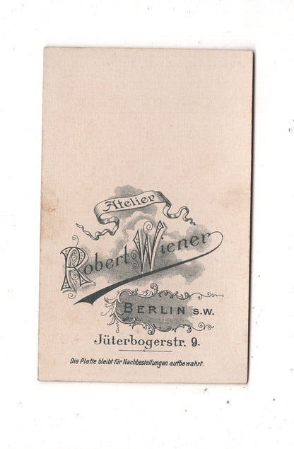 Fotografie Garde-Soldat mit Pickelhaube und Busch - Berlin 1890er