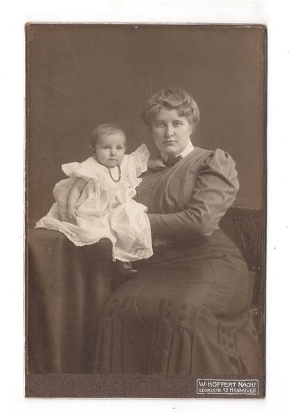 Fotografie Feine Dame mit kleinem Kind - Hannover 1900er / CAB U-35