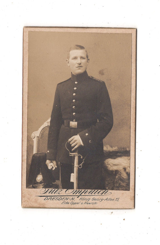Fotografie Garde-Soldat mit Pickelhaube und Busch - Dresden 1910er