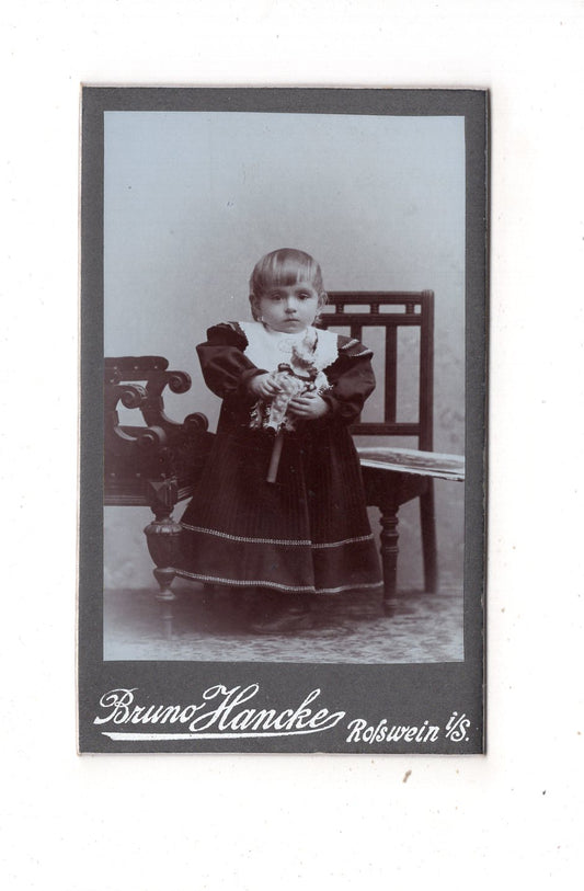 Fotografie Niedliches kleines Mädchen mit Puppe - Roßwein 1900er / CDV M1-35