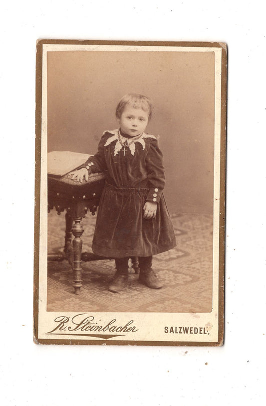 Fotografie Niedliches kleines Mädchen / benannt - Salzwedel / Lüchow 1880er