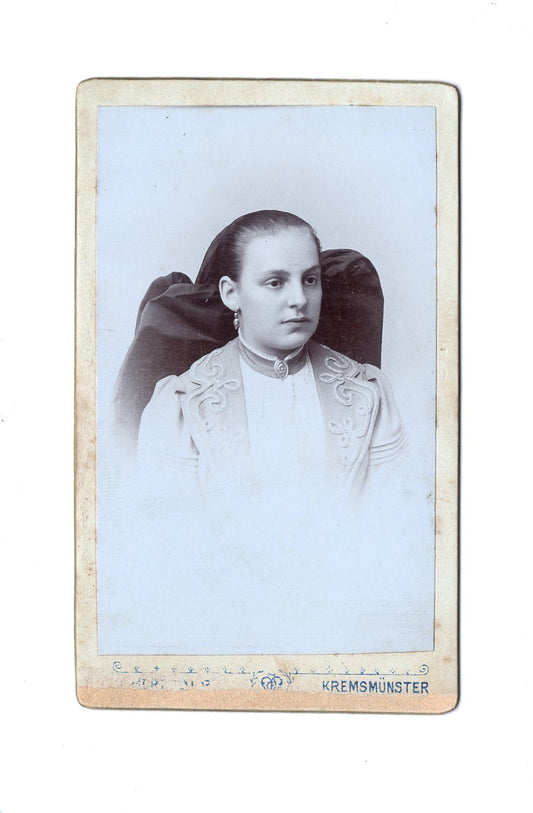 Fotografie Damenportrait in Tracht - Kremsmünster um 1900